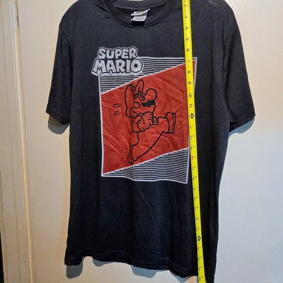 Super Mario T-Shirt Nintendo 2019 Size Medium Read - Picture 7 of 7